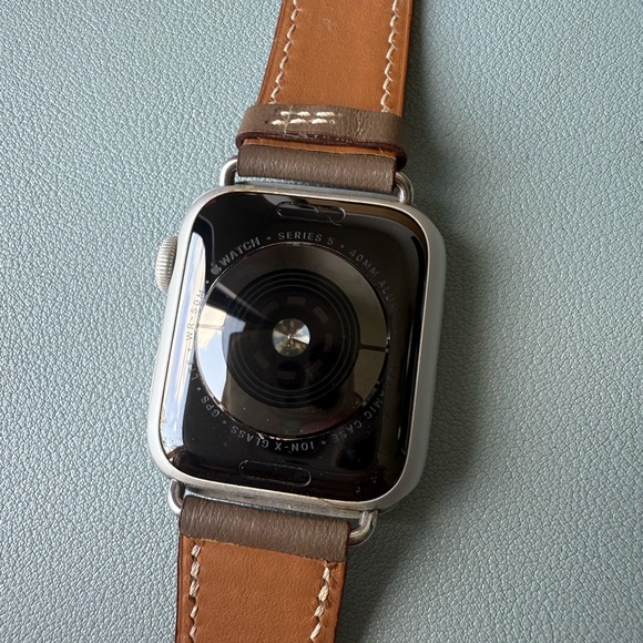 Apple Watch Series 5 with Quince Leather Band - Picture 7 of 10